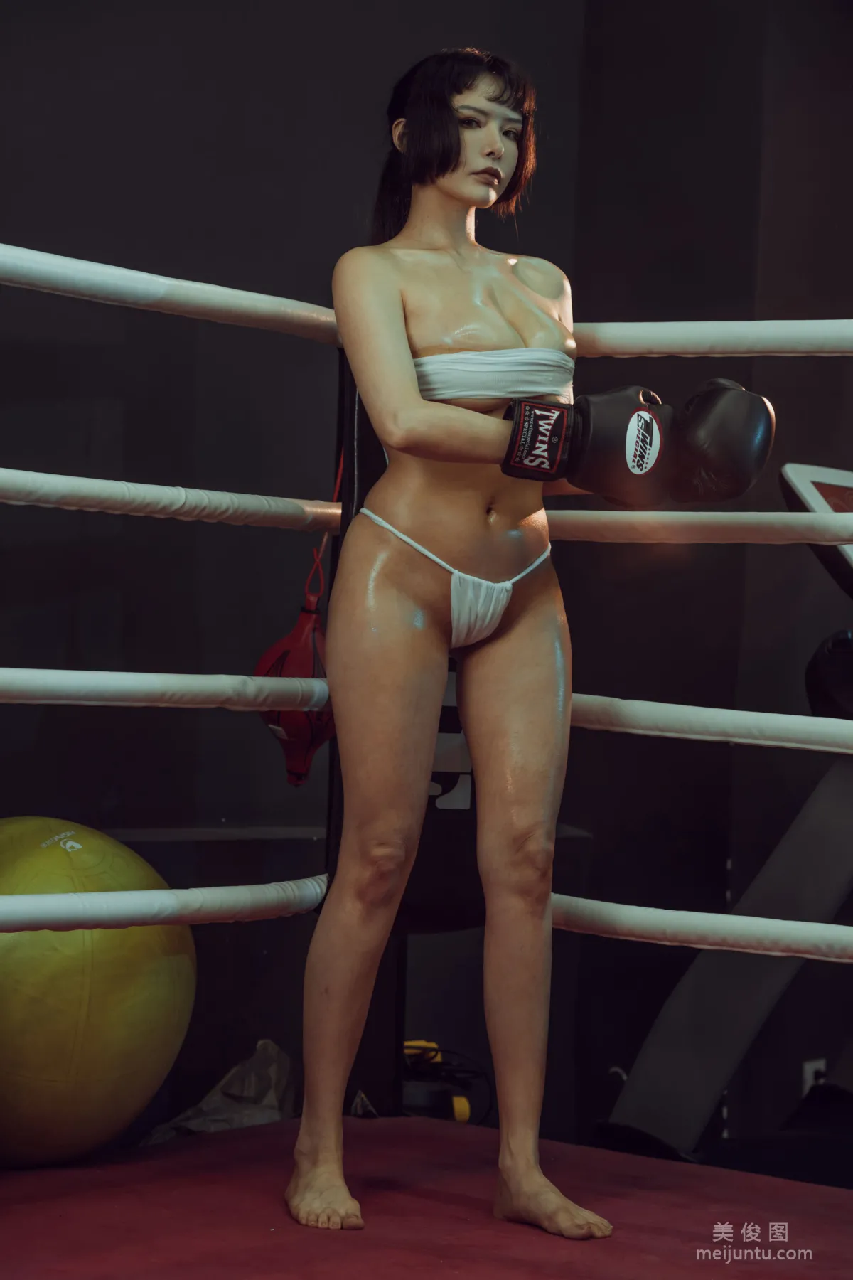 [网红COSER] 秋和柯基(夏小秋秋秋) - 地下拳 写真套图