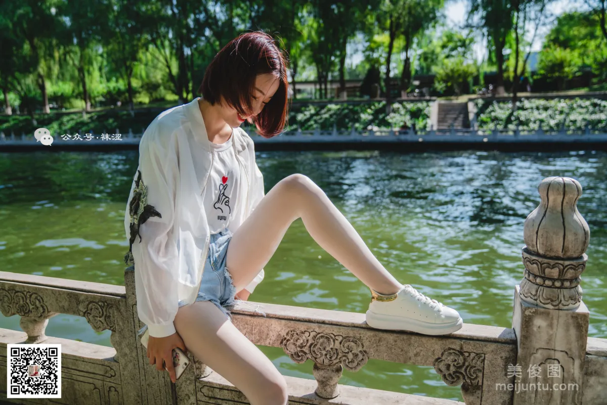 [袜涩] VOL.010 当穿白丝的妹子遇到大叔 写真套图