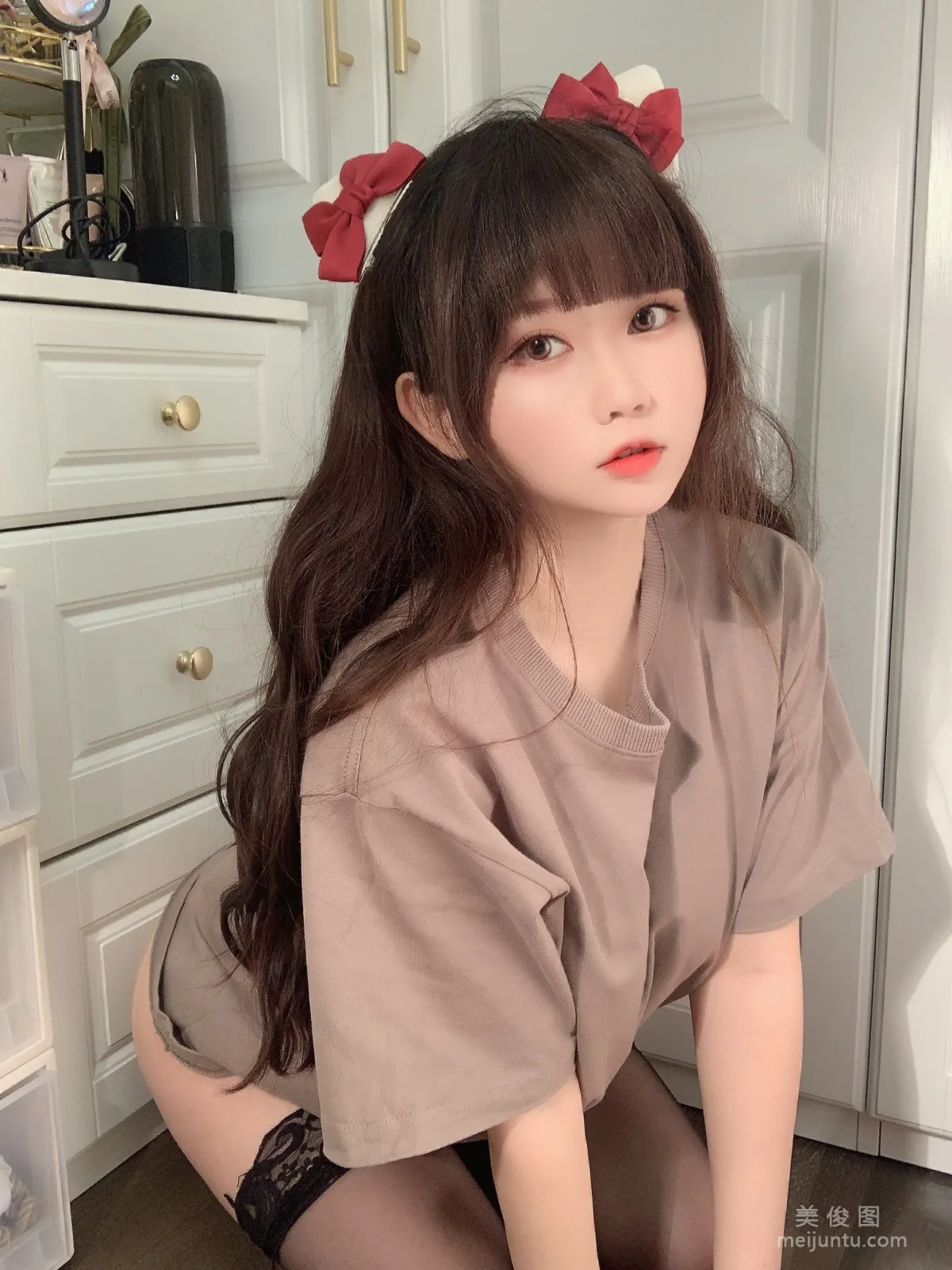 [网红COSER写真] 是依酱呀 - T恤底下