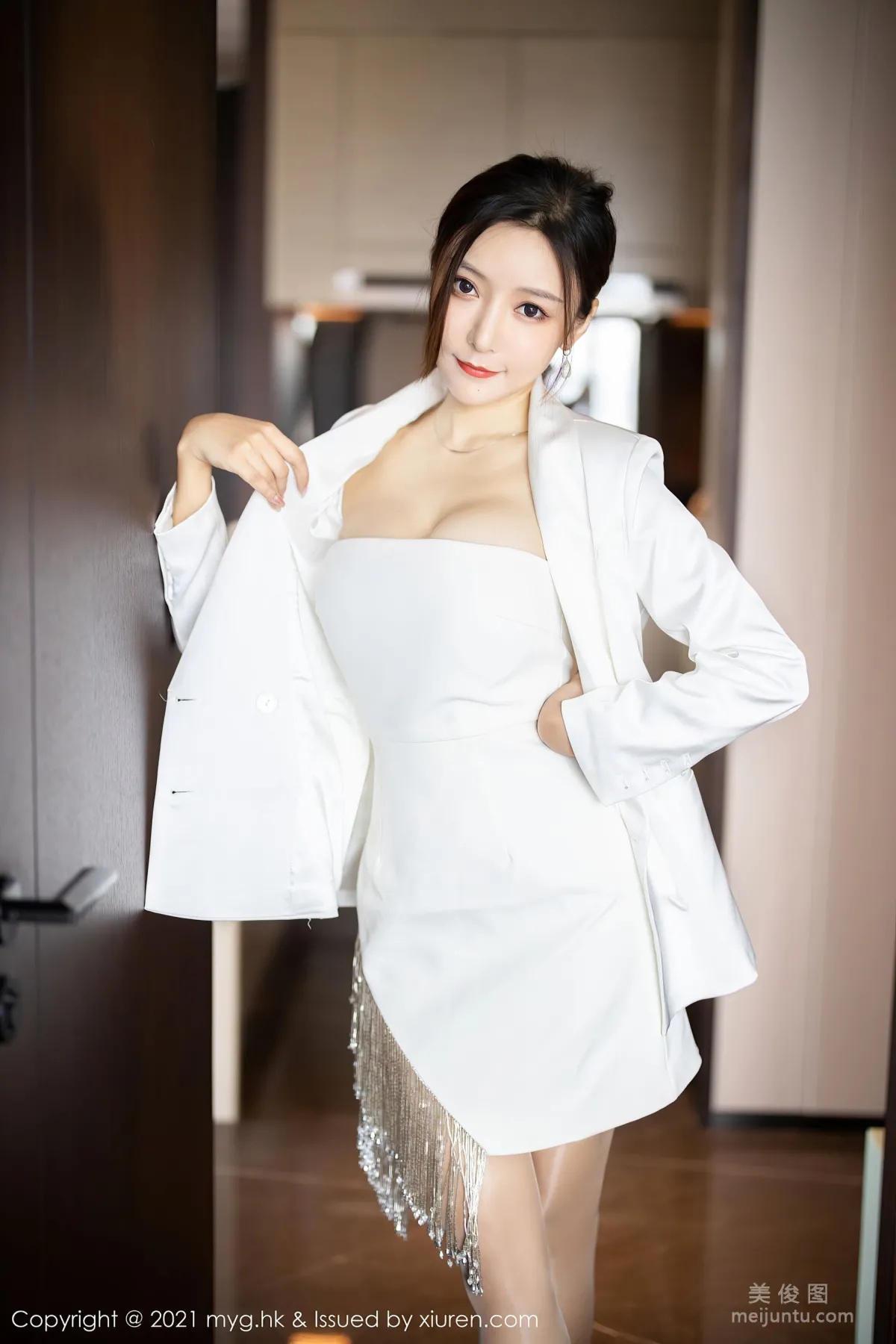 [美媛馆MyGirl] Vol.541 王馨瑶yanni - 抹胸服饰+丝足美腿