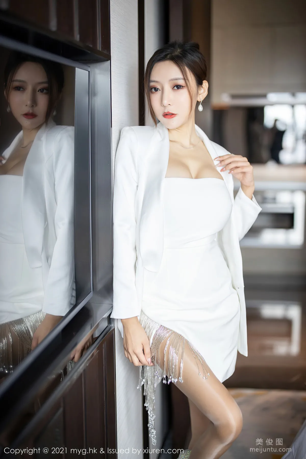 [美媛馆MyGirl] Vol.541 王馨瑶yanni - 抹胸服饰+丝足美腿