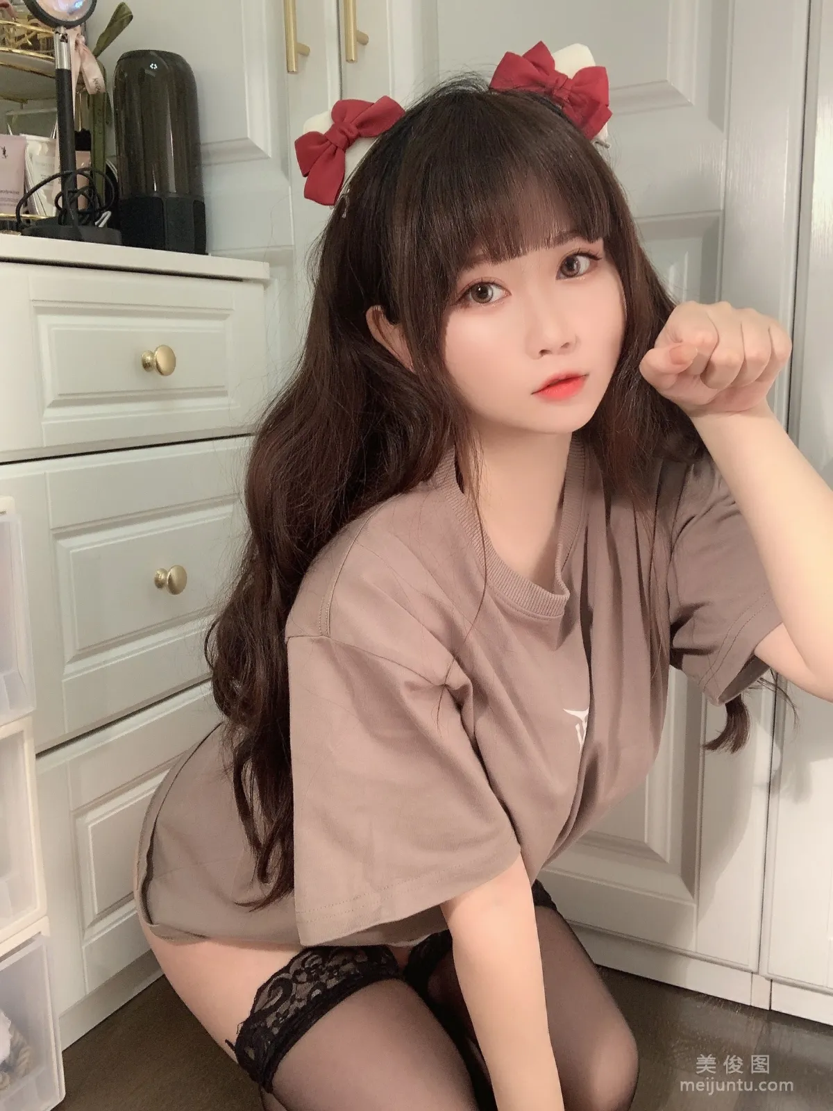 [网红COSER写真] 是依酱呀 - T恤底下