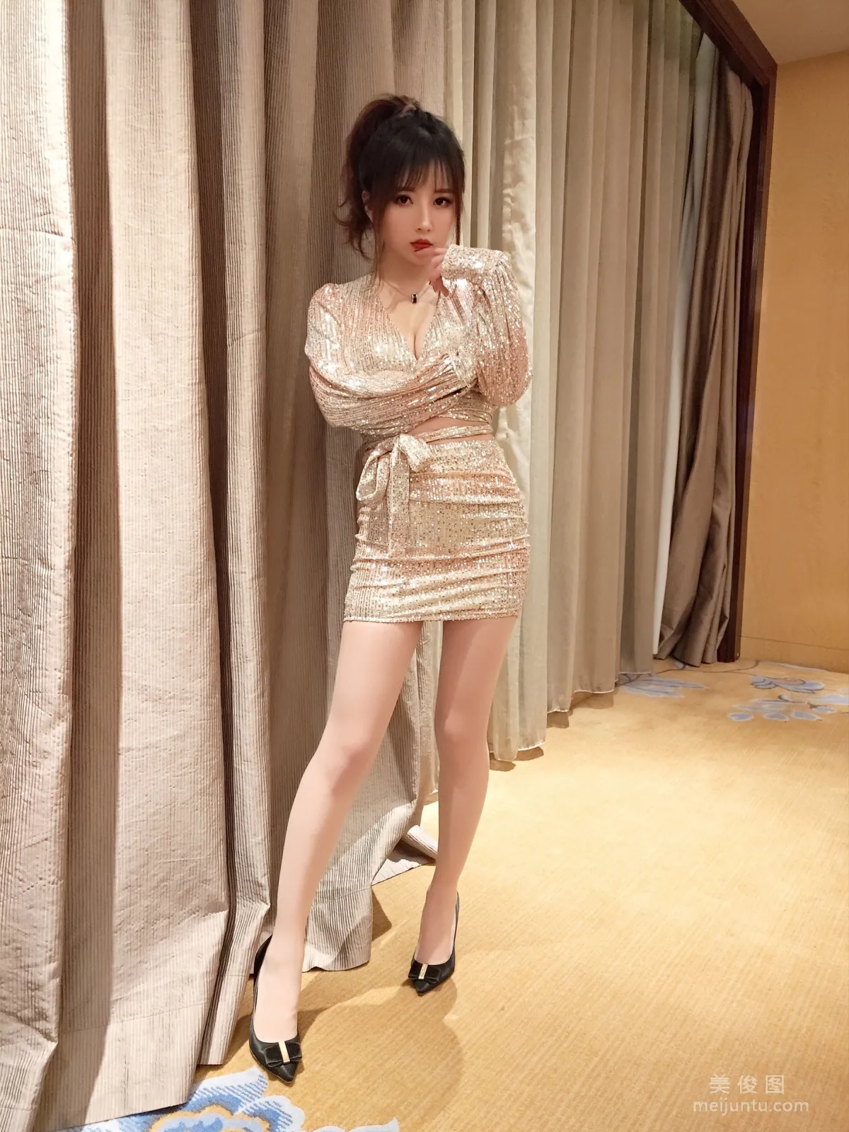 [COS写真] 小女巫露娜 - 亮片裙肉丝