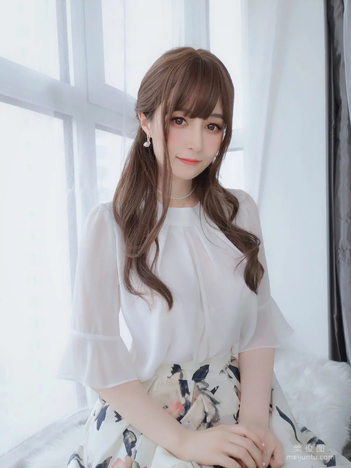 [网红COSER写真] 白银 - 肉丝人妻 套图