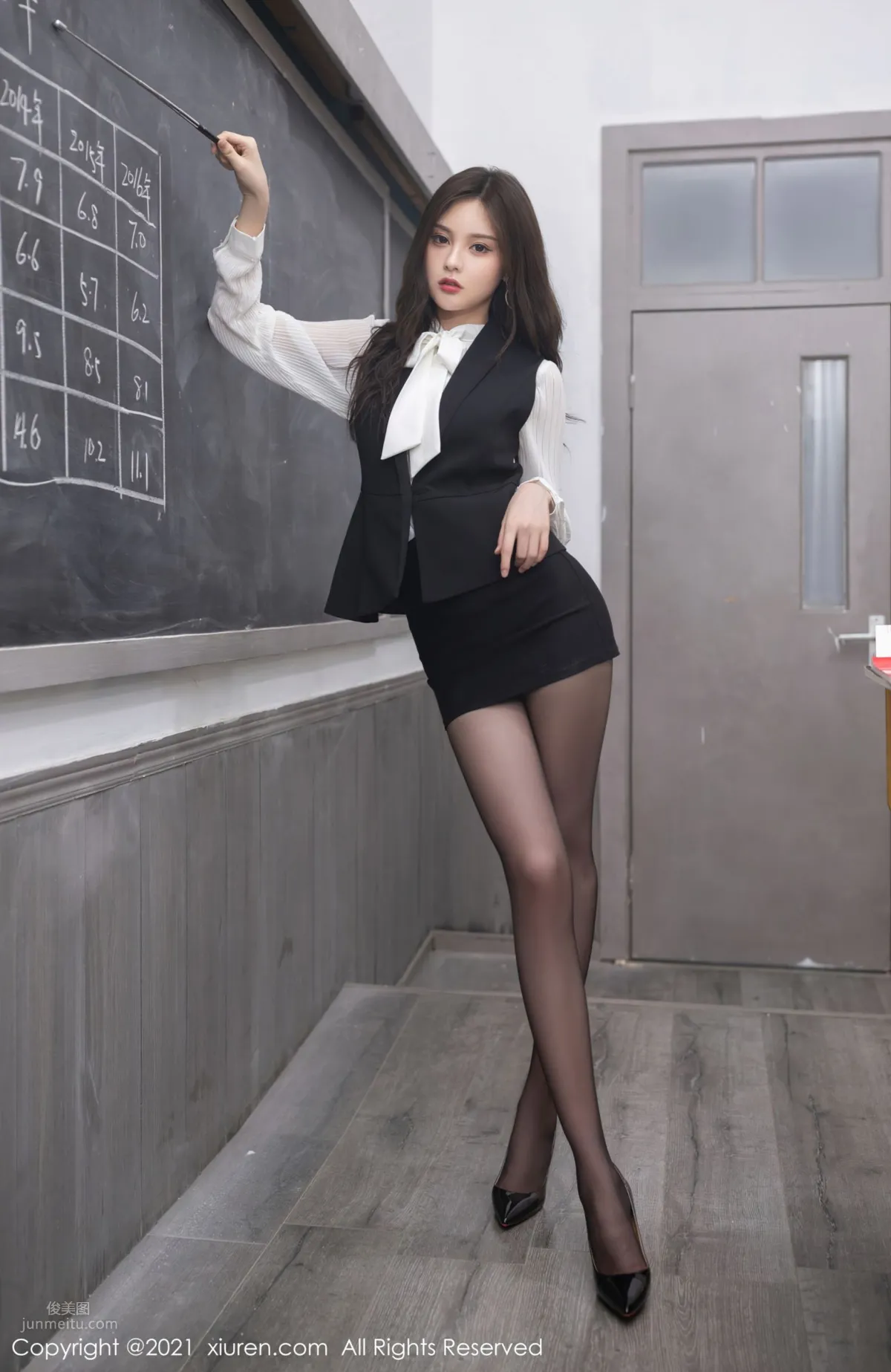 王心怡轻灵之气 靓丽多姿职业装