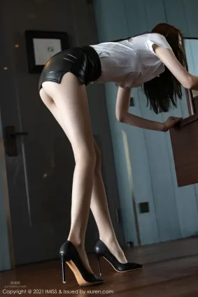 气质女神梦心月 白衬衫与魅力皮裙