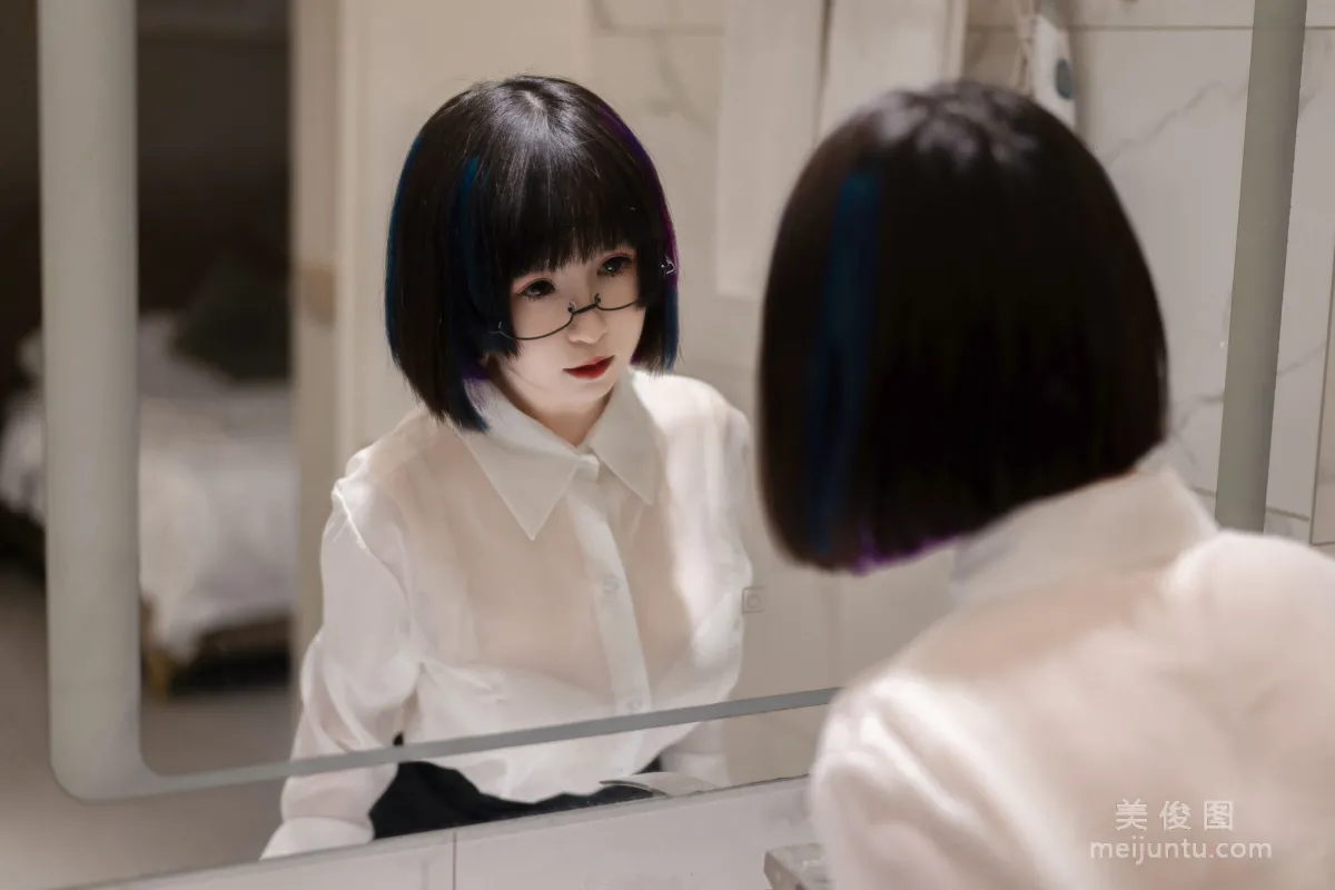 [网红COSER写真] 美少女晕崽 - 迷情小秘 套图