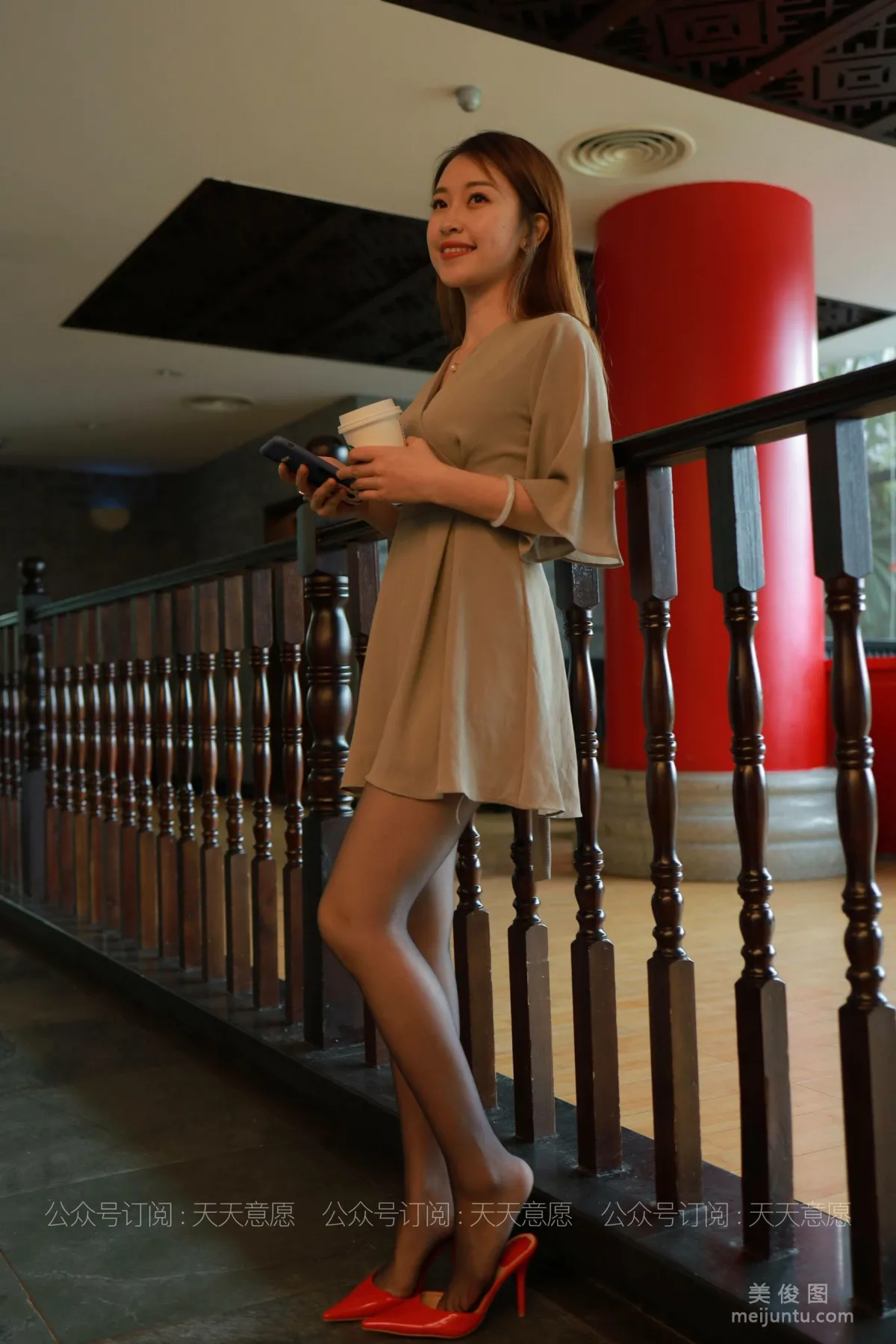[IESS异思趣向] 丝享家 827：小婕《红色跟底一身轻》 丝袜美腿套图