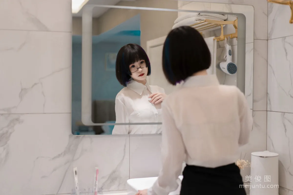 [网红COSER写真] 美少女晕崽 - 迷情小秘 套图