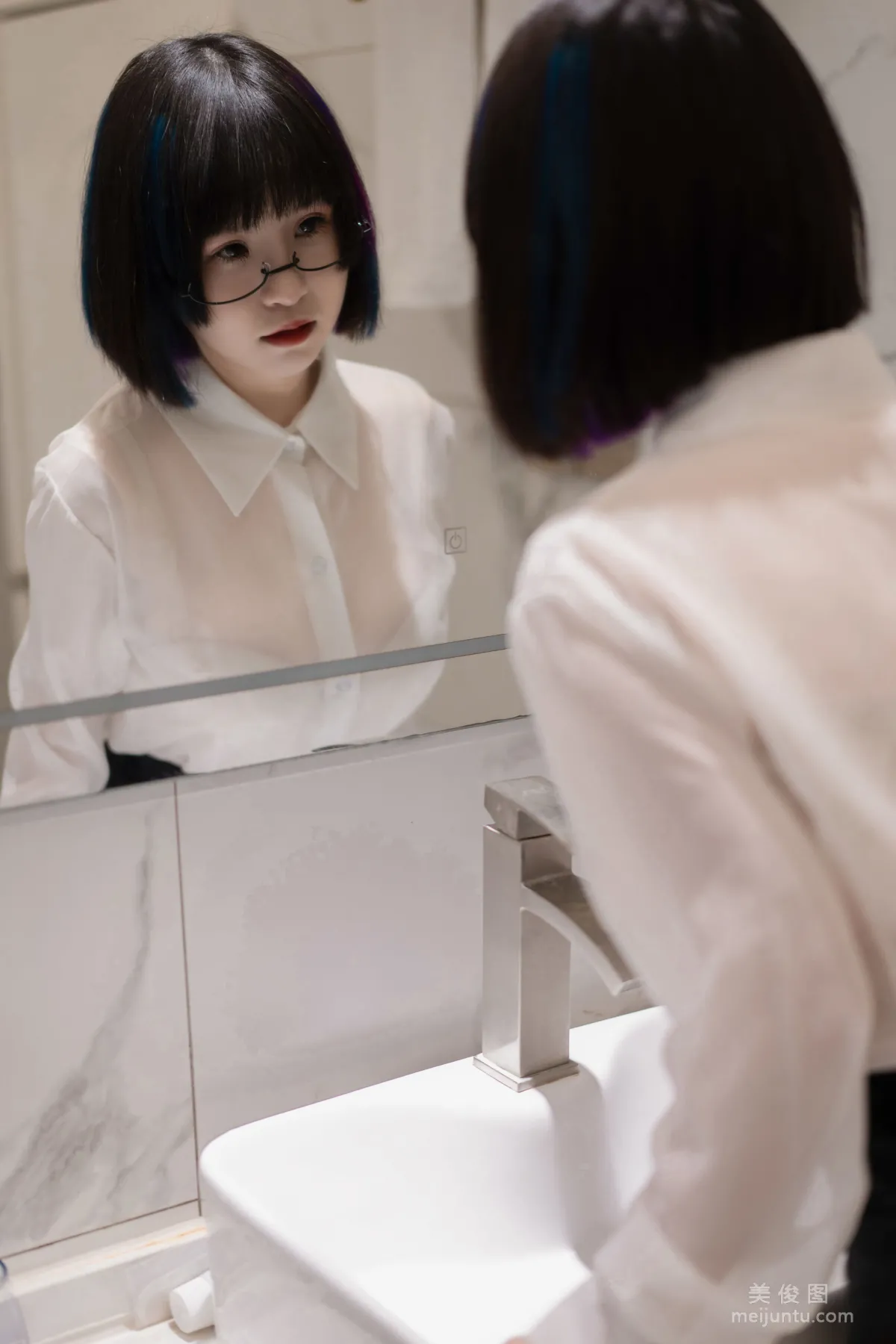 [网红COSER写真] 美少女晕崽 - 迷情小秘 套图