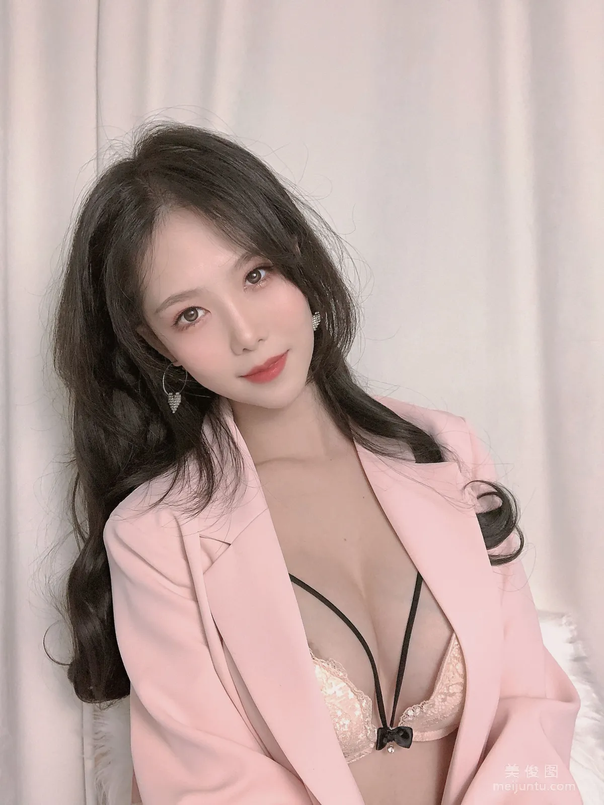 [网红COSER写真] 抖娘-利世 - 粉色西装 套图