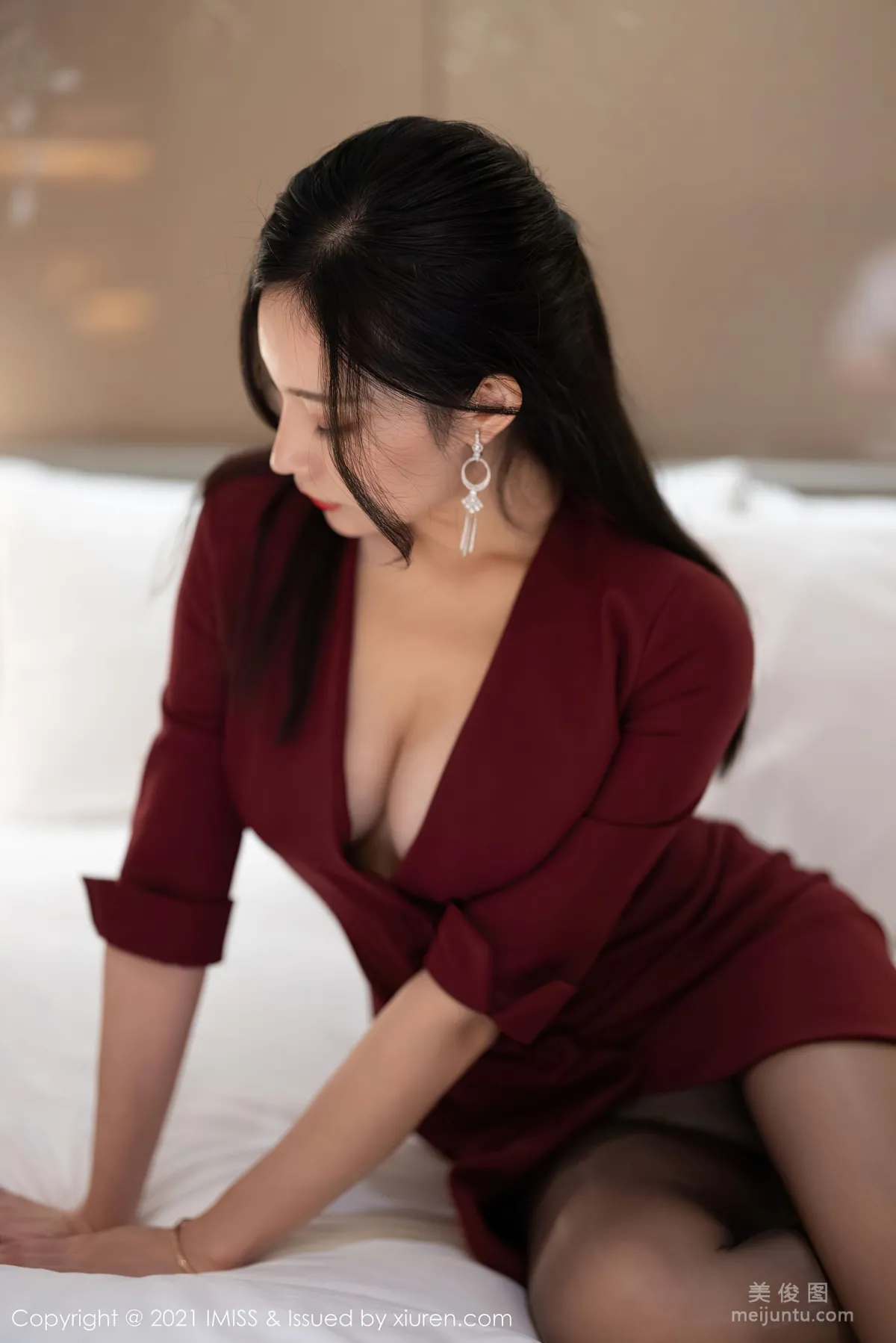 [爱蜜社IMiss] Vol.598 小狐狸Kathryn - 猩红华丽的大衣与极致魅惑黑丝