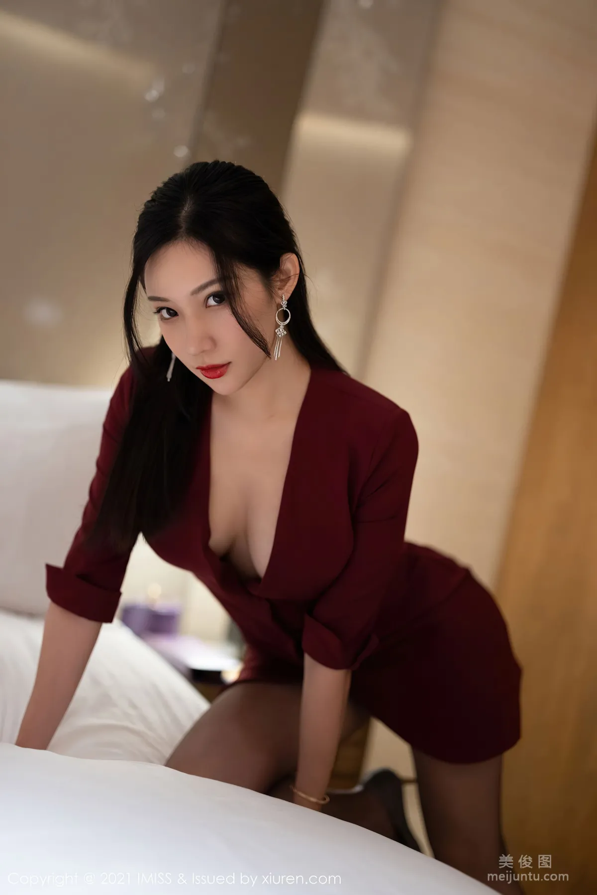 [爱蜜社IMiss] Vol.598 小狐狸Kathryn - 猩红华丽的大衣与极致魅惑黑丝
