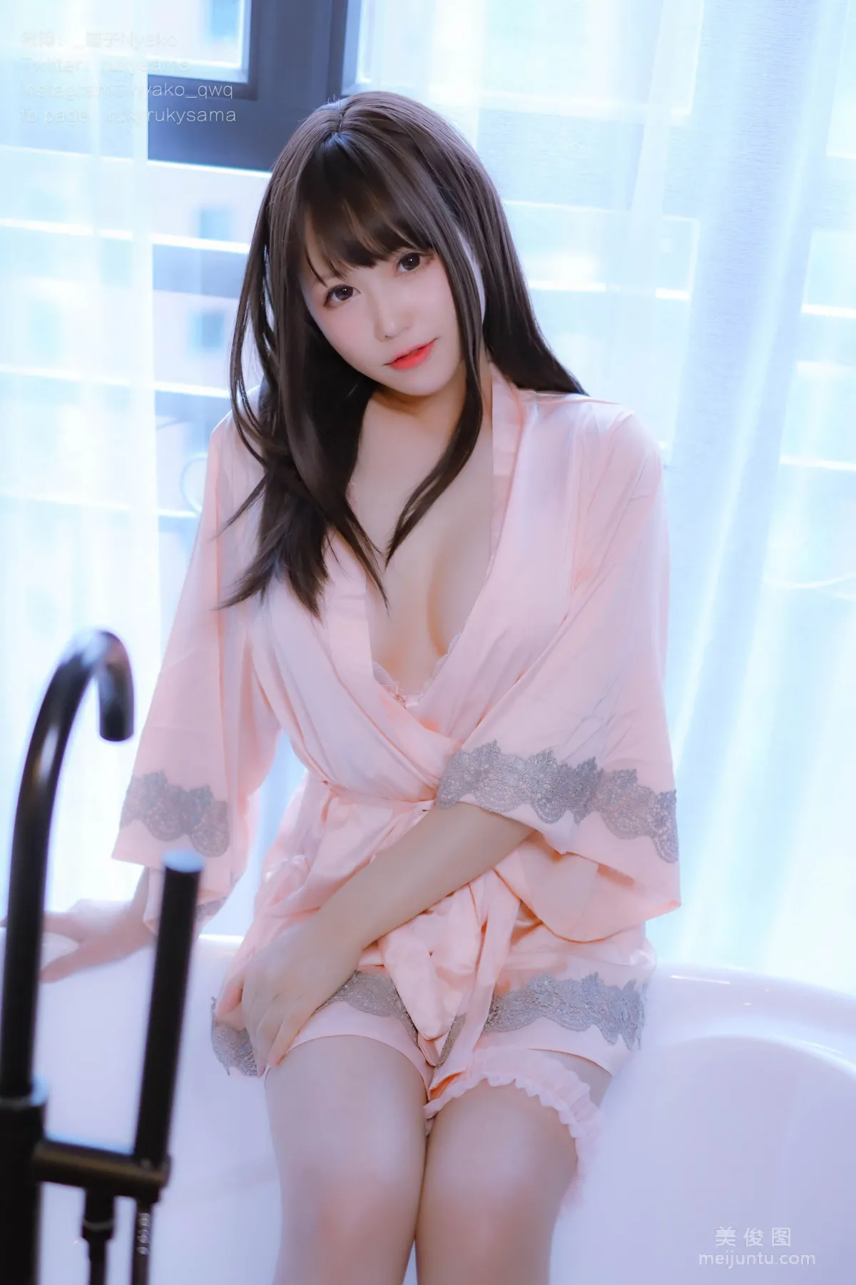 萌妹子Nyako喵子 - 妄想彼女との同棲生活 之 粉嫩丝绸睡衣 套图