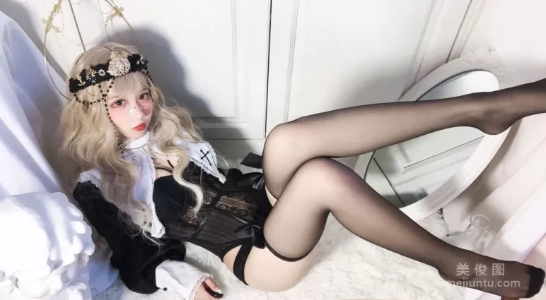 [网红COSER写真] 动漫博主果咩酱w - 叛逆修女 套图