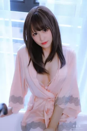 萌妹子Nyako喵子 - 妄想彼女との同棲生活 之 粉嫩丝绸睡衣 套图