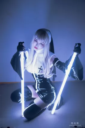 [网红COSER写真] 动漫博主脱尾巴Mizuki - 修女 套图
