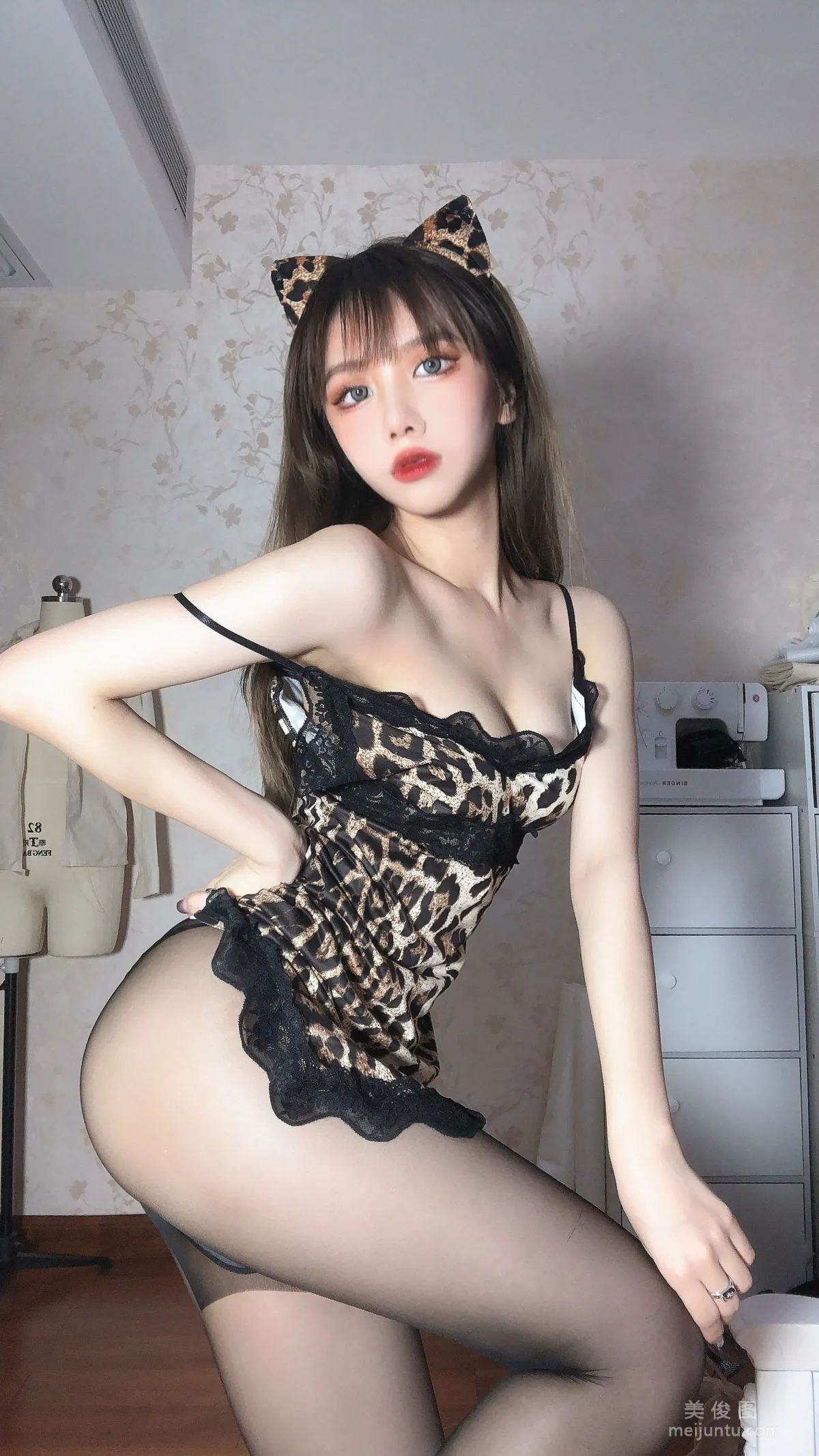 [COS福利] 果咩酱w - 豹女姐姐 写真套图