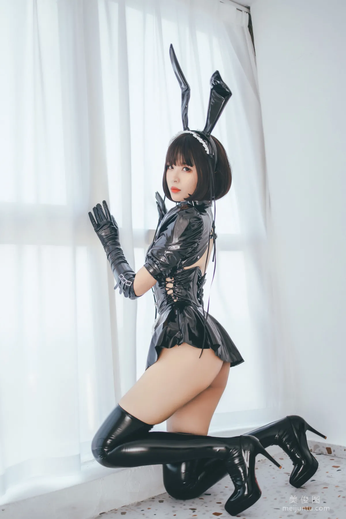 [COS福利] 轩萧学姐 - 兔女郎女仆 写真套图