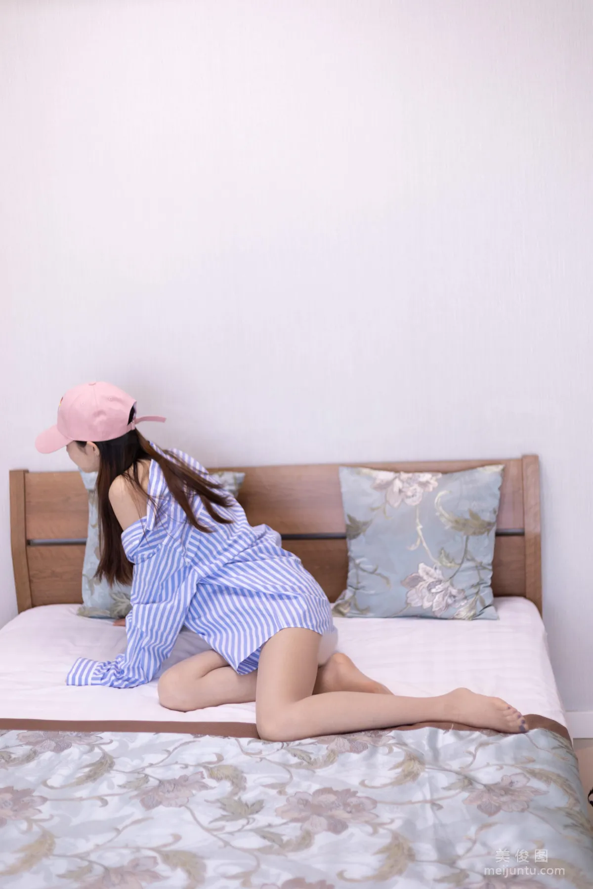 [山茶摄影LSS] NO.305 条纹居家肉丝 写真套图