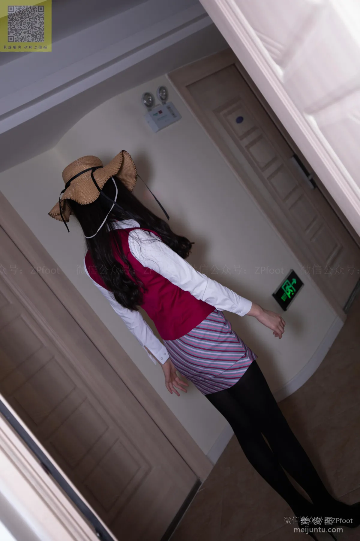 [山茶摄影LSS] NO.303 酸奶掉在丝袜上 写真套图