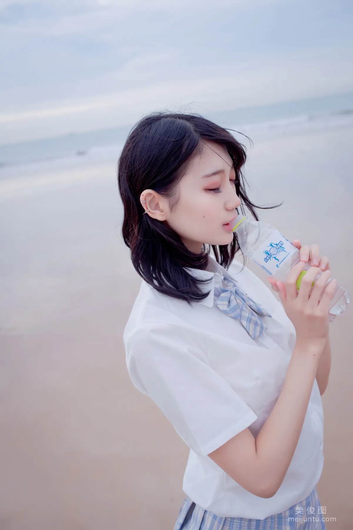 [COS福利] 周叽是可爱兔兔 - 海边jk