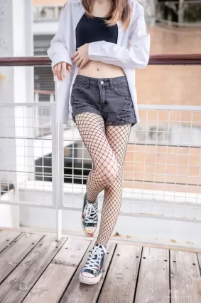 [喵糖映画] VOL.422 网袜少女 写真套图