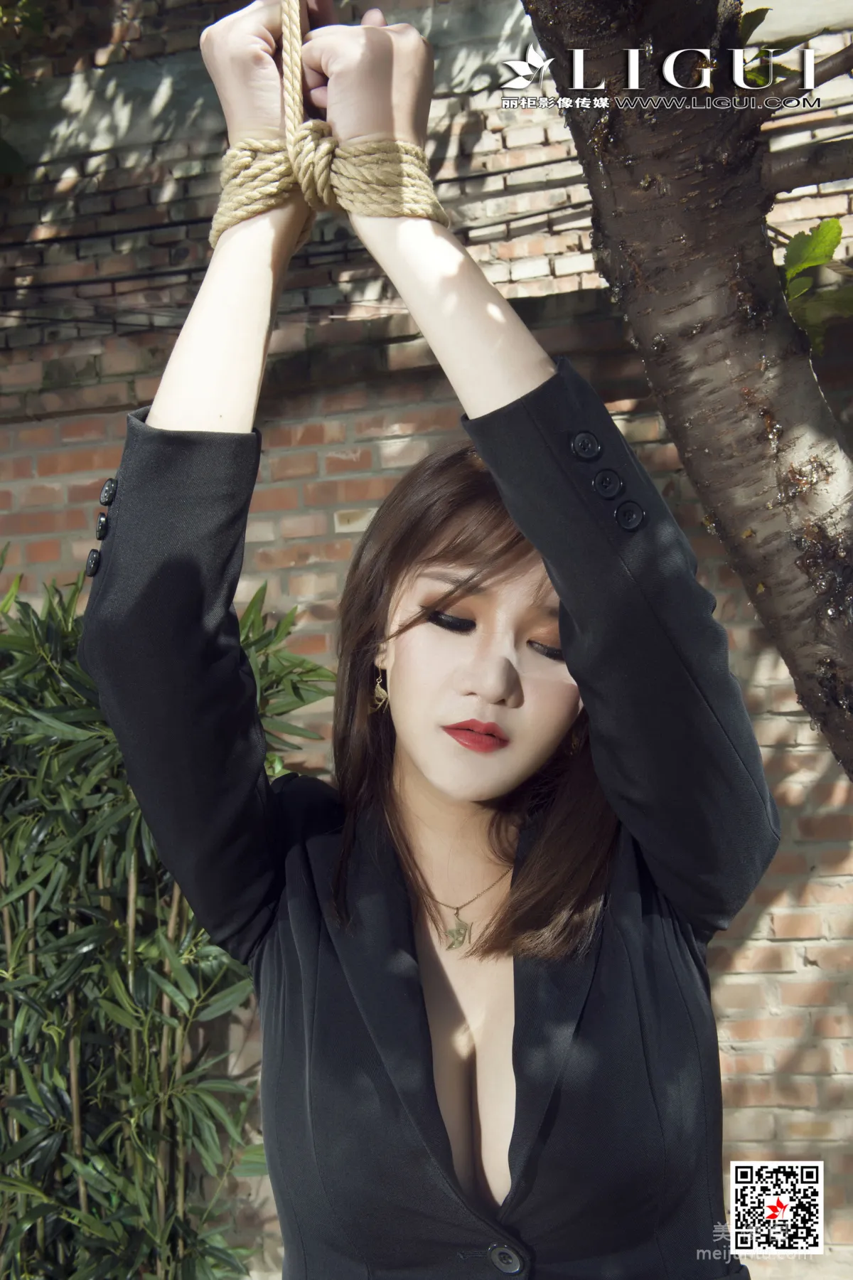 [丽柜美束Ligui] 网络丽人 Model 文芮 《私院囚禁》