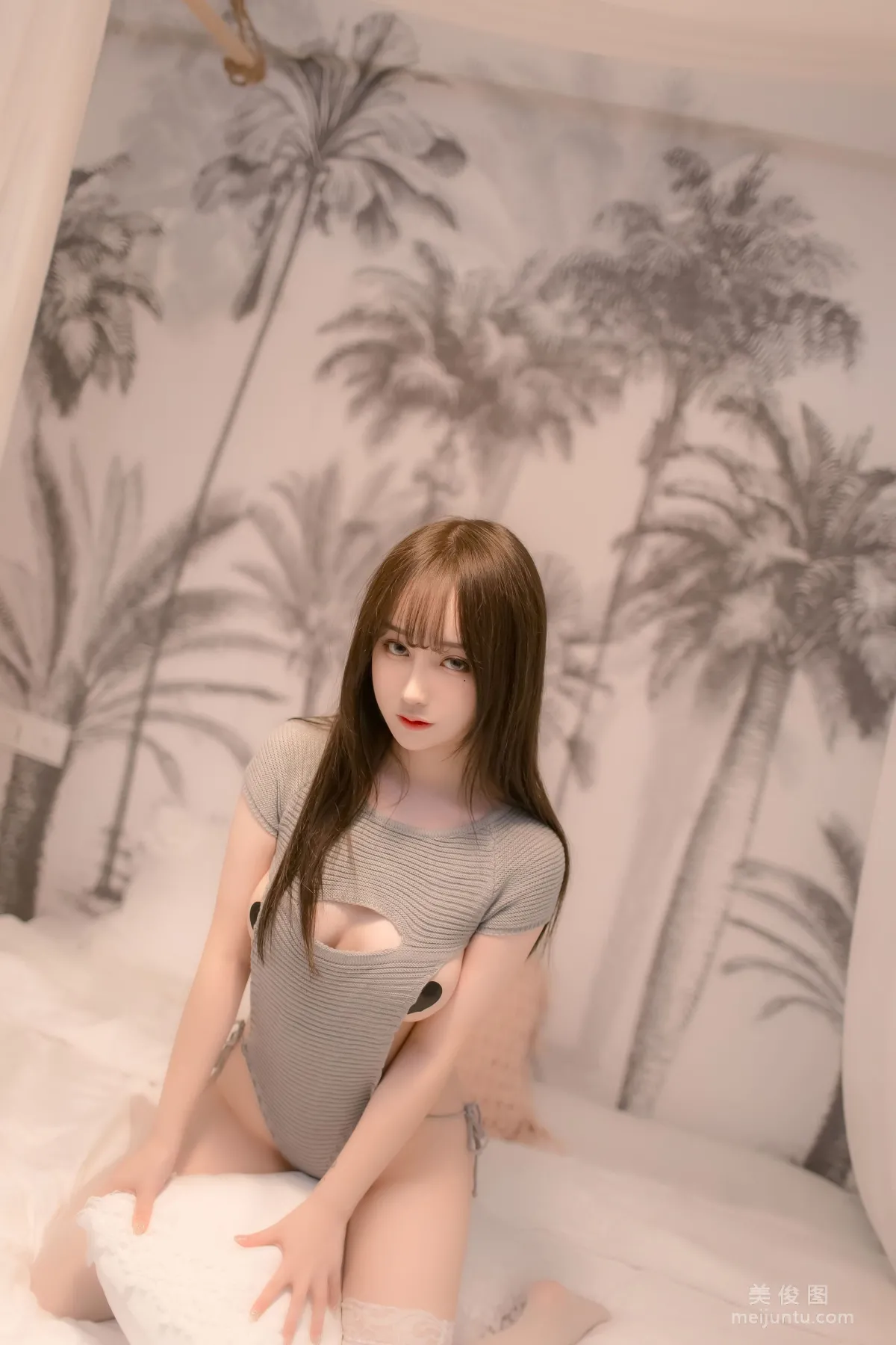 [COS福利] 尤猫醒醒ovo - 漏背毛衣 写真套图