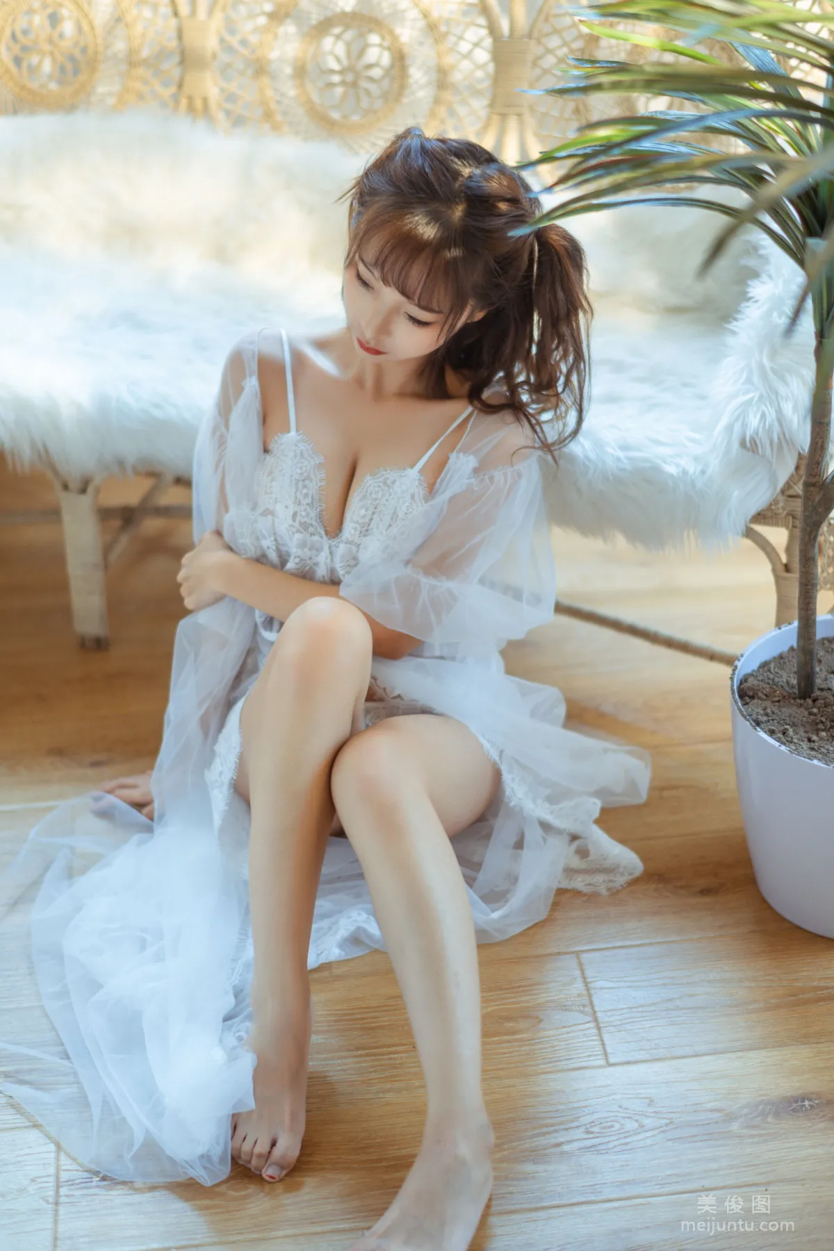 [COS福利] 动漫博主蠢沫沫 - 蕾丝睡衣 写真套图
