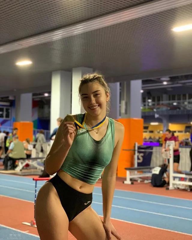 回眸一笑电力十足!乌克兰跳远正妹蜜桃臀制霸全场