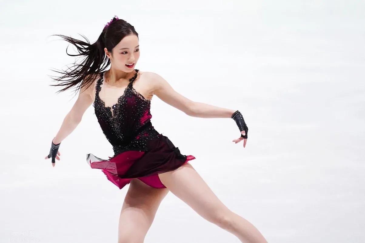 日本花式滑冰女神《本田真凛》Cos「蝴蝶忍」在运动场上翩翩起舞！