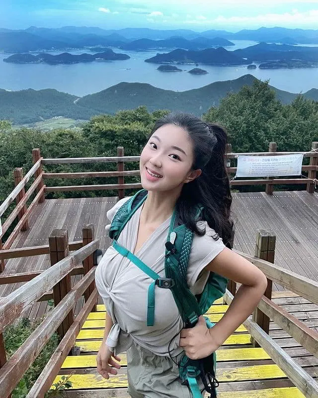 网友疯传欧派YT「群山中的百万圣熙」竟与白冰冰相似度超高！？