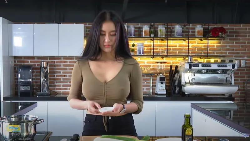 欧派正妹《Pong Kyubi》做料理展现「前凸」好身材！