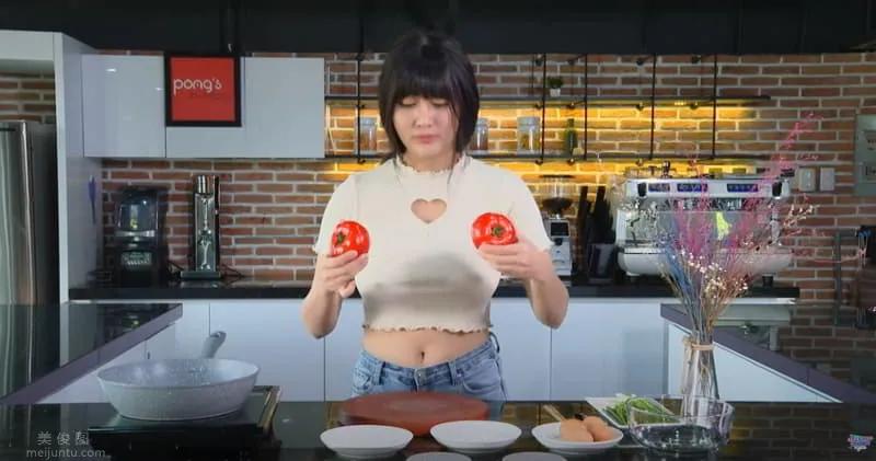 欧派正妹《Pong Kyubi》做料理展现「前凸」好身材！