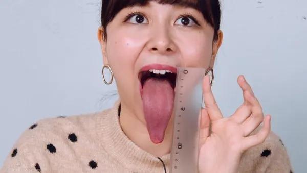 混血演员《佐藤ミケーラ》舌头超长超灵活还会自由变形!