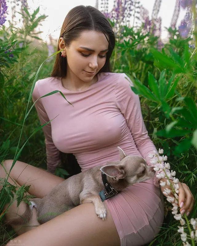 当她的吉娃娃!俄国女模《Helga Lovekaty》吸400万IG粉丝!