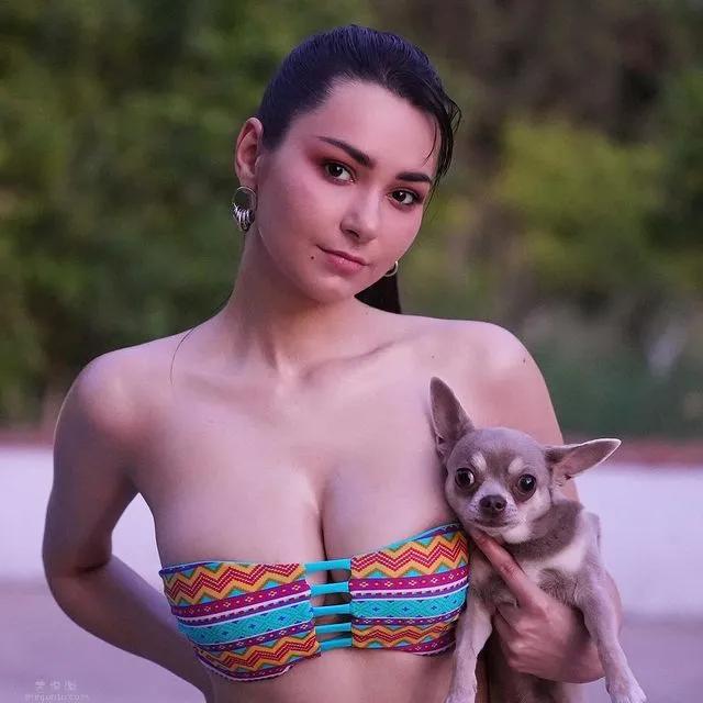 当她的吉娃娃!俄国女模《Helga Lovekaty》吸400万IG粉丝!
