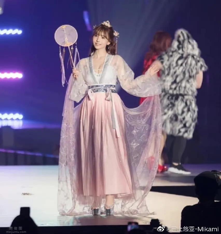 三上悠亚换上仙气汉服走秀被网友痛骂：不尊重中国传统服饰！