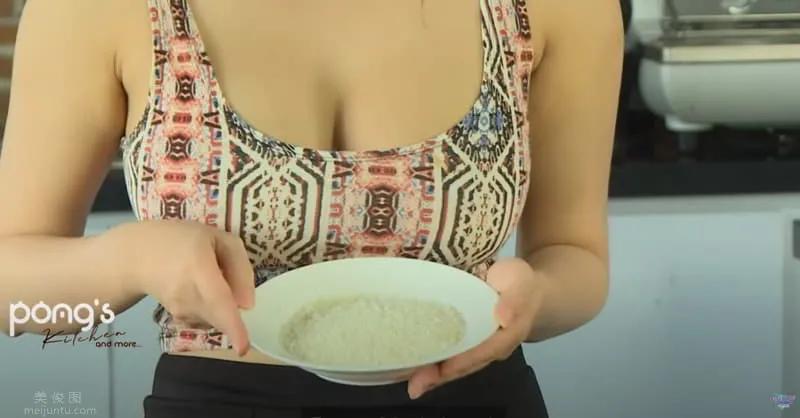 欧派正妹《Pong Kyubi》做料理展现「前凸」好身材！
