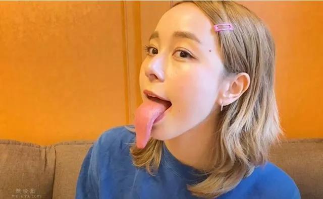 混血演员《佐藤ミケーラ》舌头超长超灵活还会自由变形!