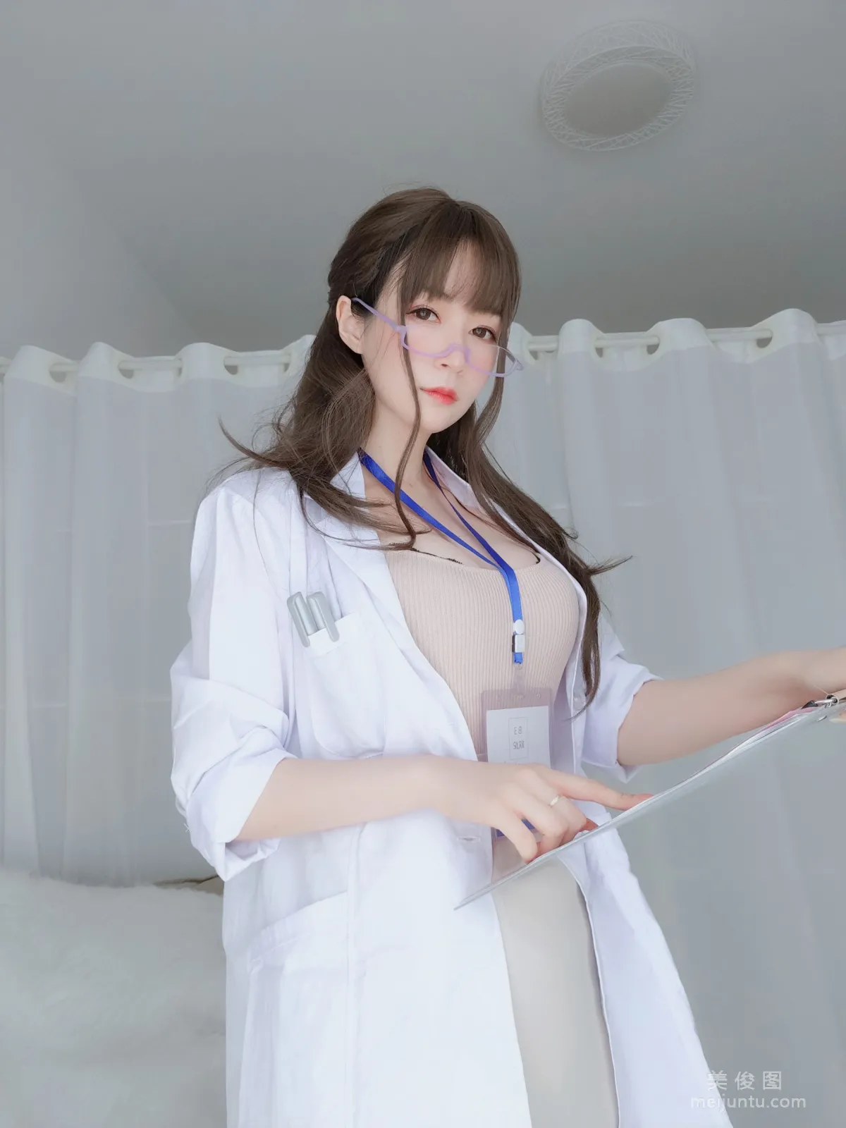 Coser小姐姐白银 - 私人医生 写真套图