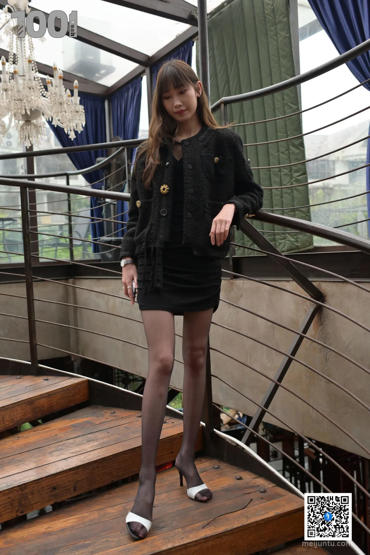 [IESS异思趣向] NO.184 草莓《楼梯的拐角处1》 丝袜美腿写真