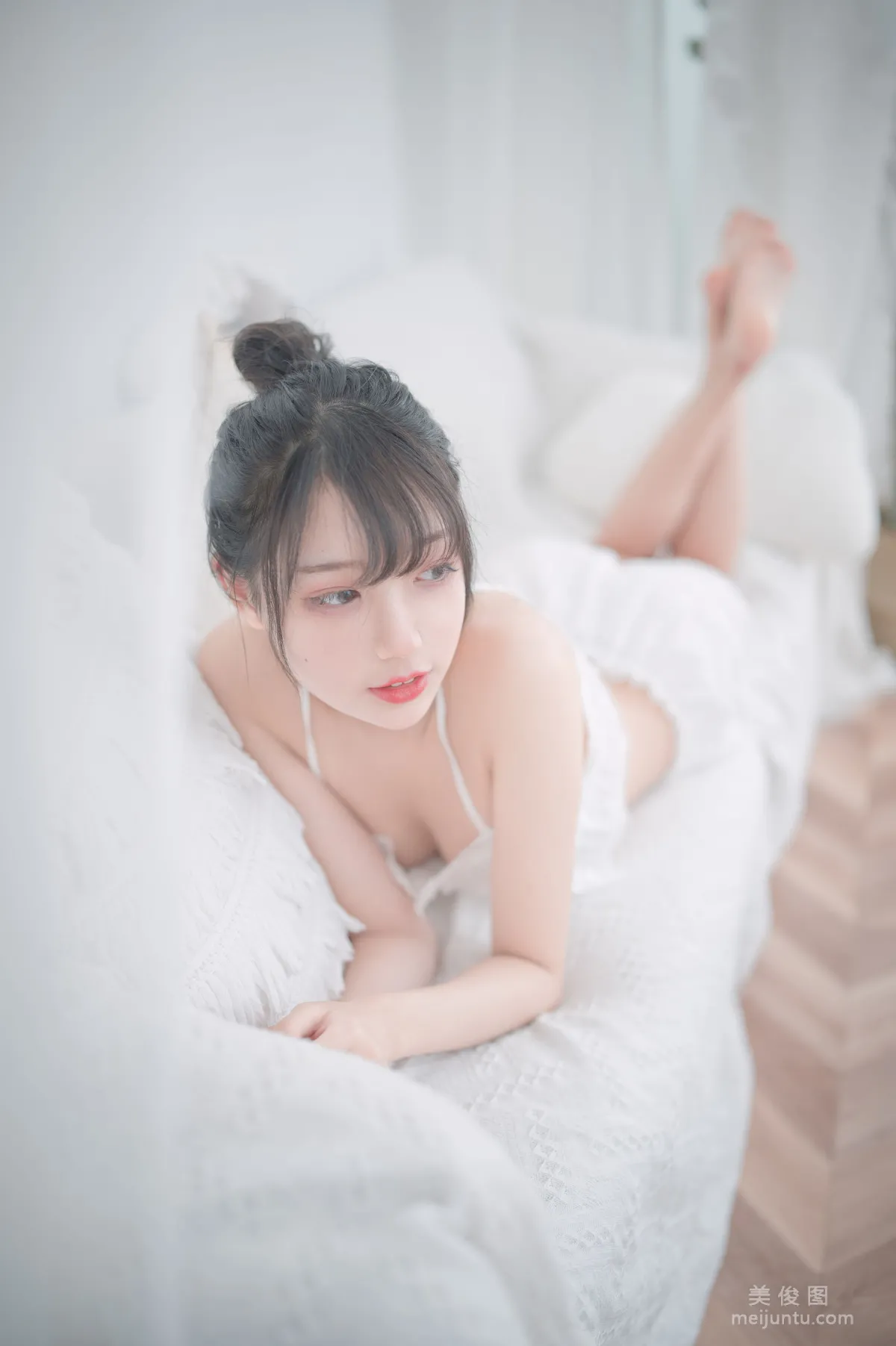 [COS福利] 周叽是可爱兔兔 - 白色睡衣 写真套图