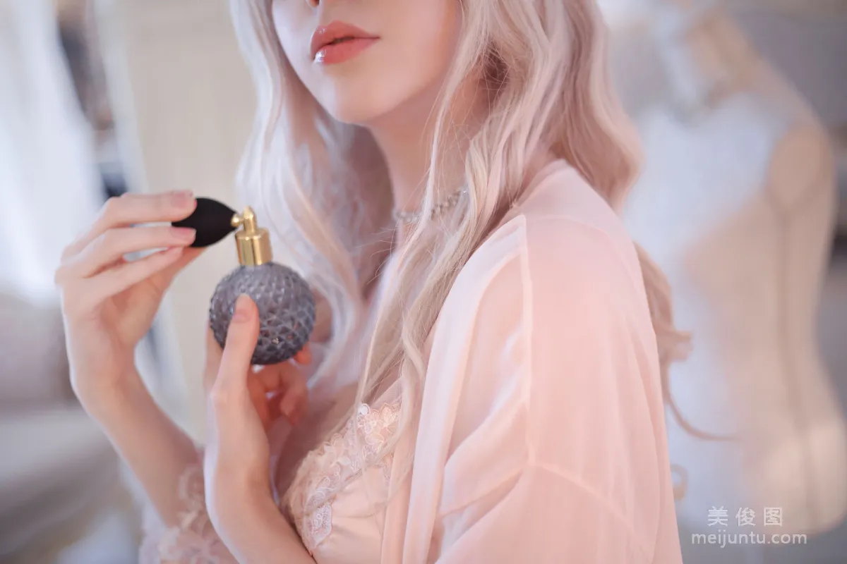 国外美女SayaTheFox - 粉色套裝 写真套图