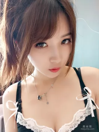 斗鱼主播小女巫露娜 - 黑色吊带裙 写真套图