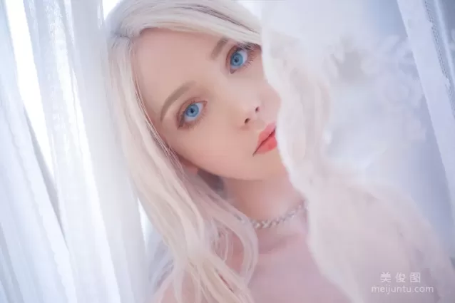 国外美女SayaTheFox - 粉色套裝 写真套图