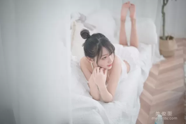[COS福利] 周叽是可爱兔兔 - 白色睡衣 写真套图