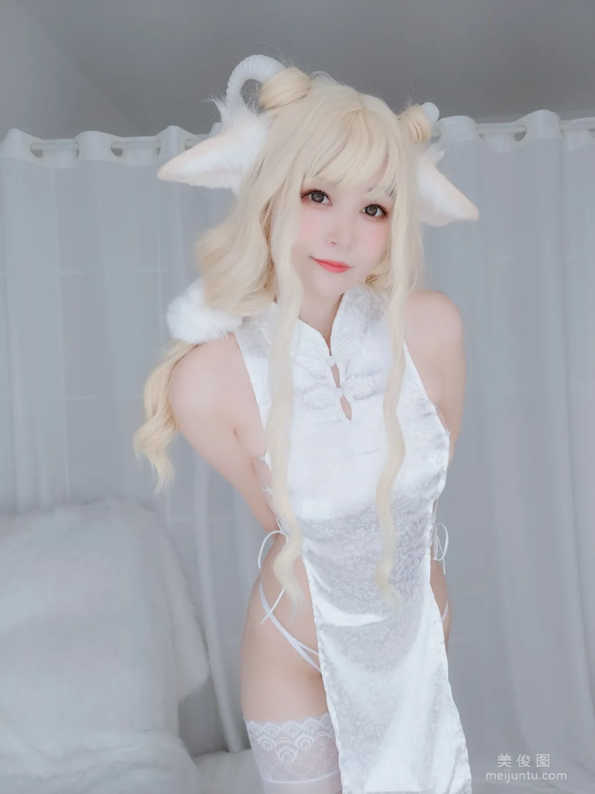 [COS福利] Coser小姐姐白银 - 白旗袍 写真套图
