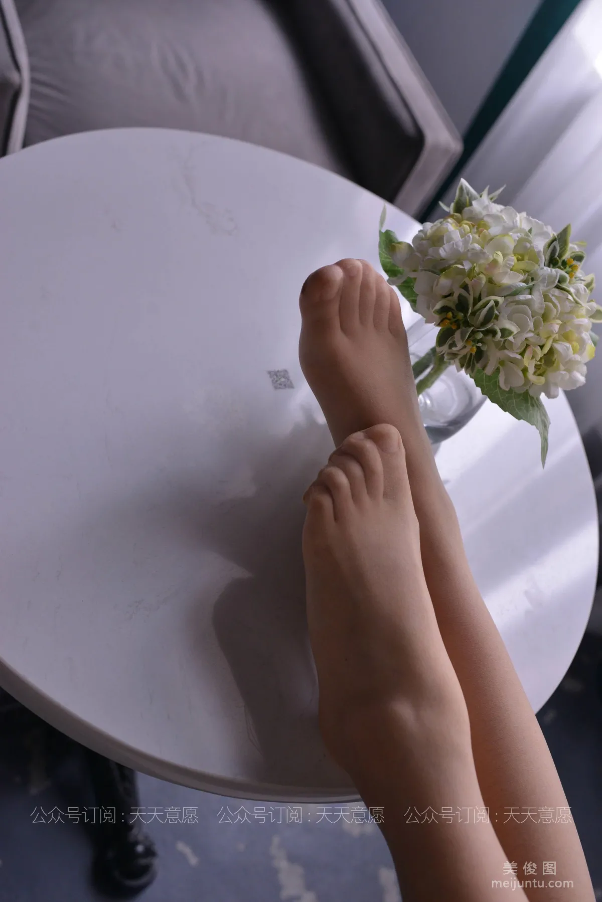 [IESS异思趣向] 丝享家 778：小婕《与花共舞》 丝袜美腿丝足套图